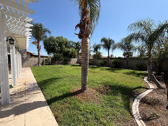 4th image of 15947 Katherine St