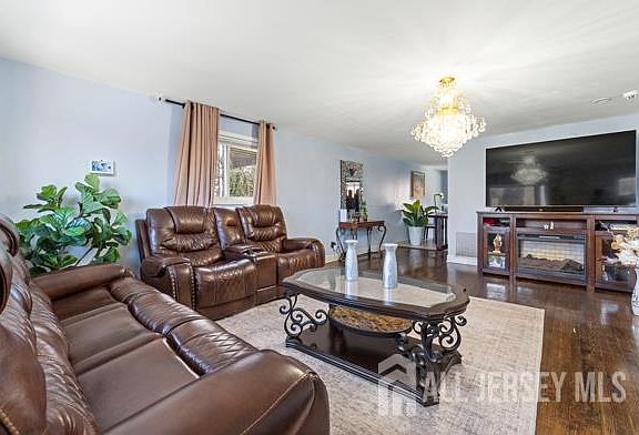 3rd image of 285 Water St