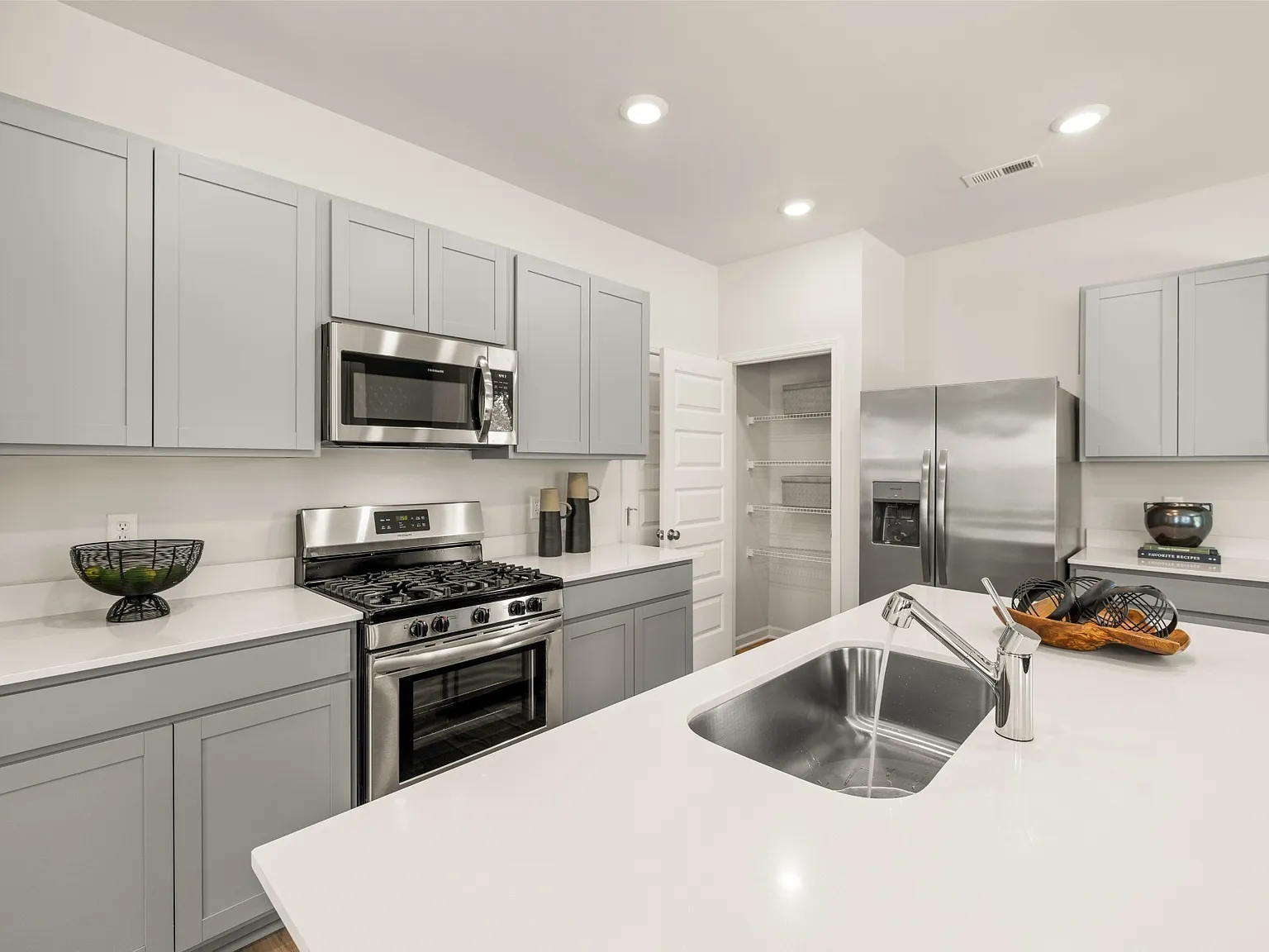 4 bed, 3.0 bath, 825 sqft, $2,200 — Photo 4