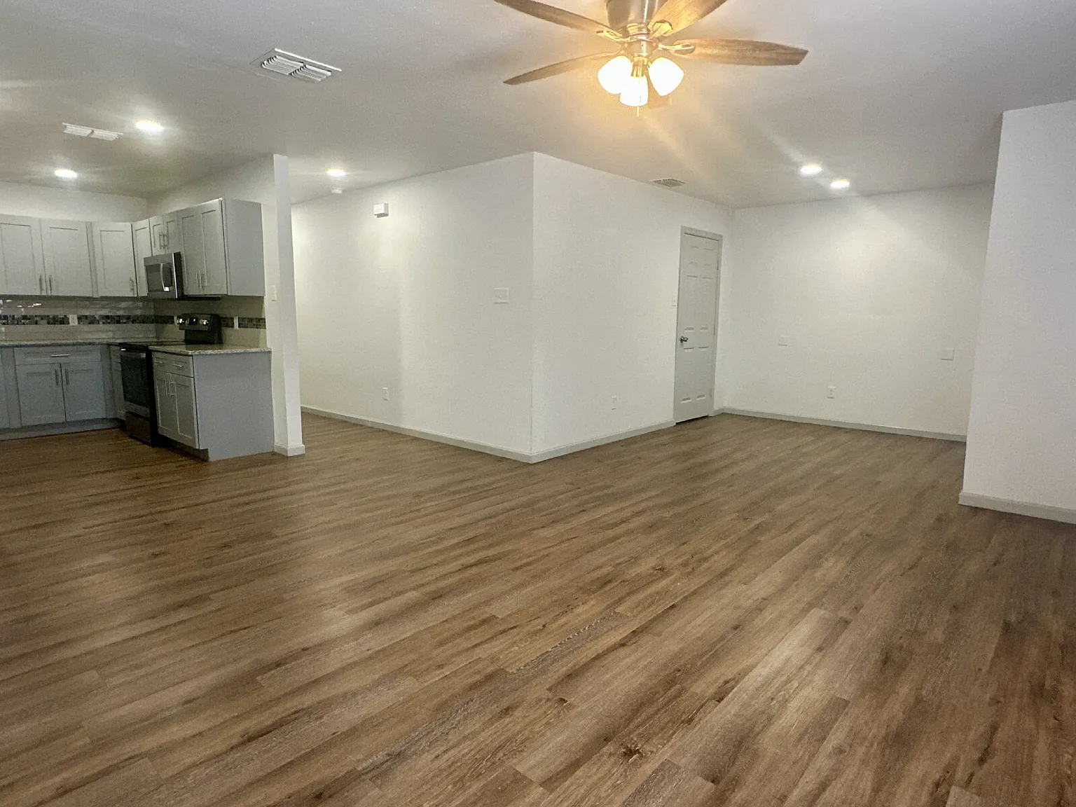 3 bed, 2.0 bath, 1480 sqft, $1,250 — Photo 3