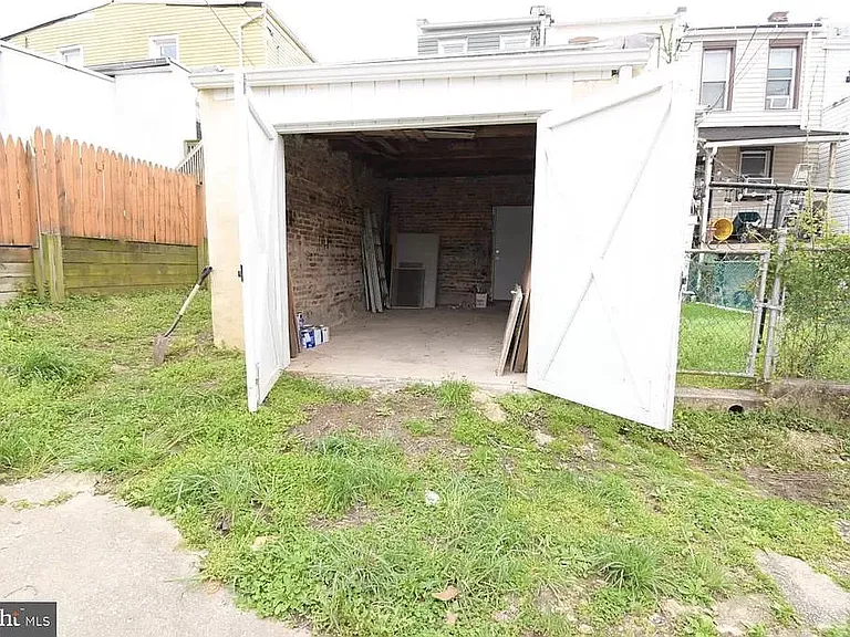 852 W 33rd St — Photo 25