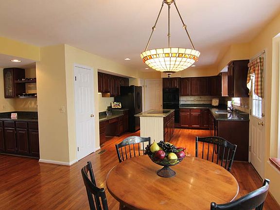 Kitchen & Brkfst Area