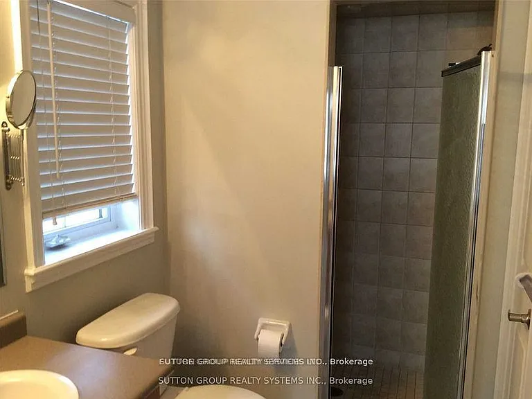 613 Dundas St W #2 — Photo 16