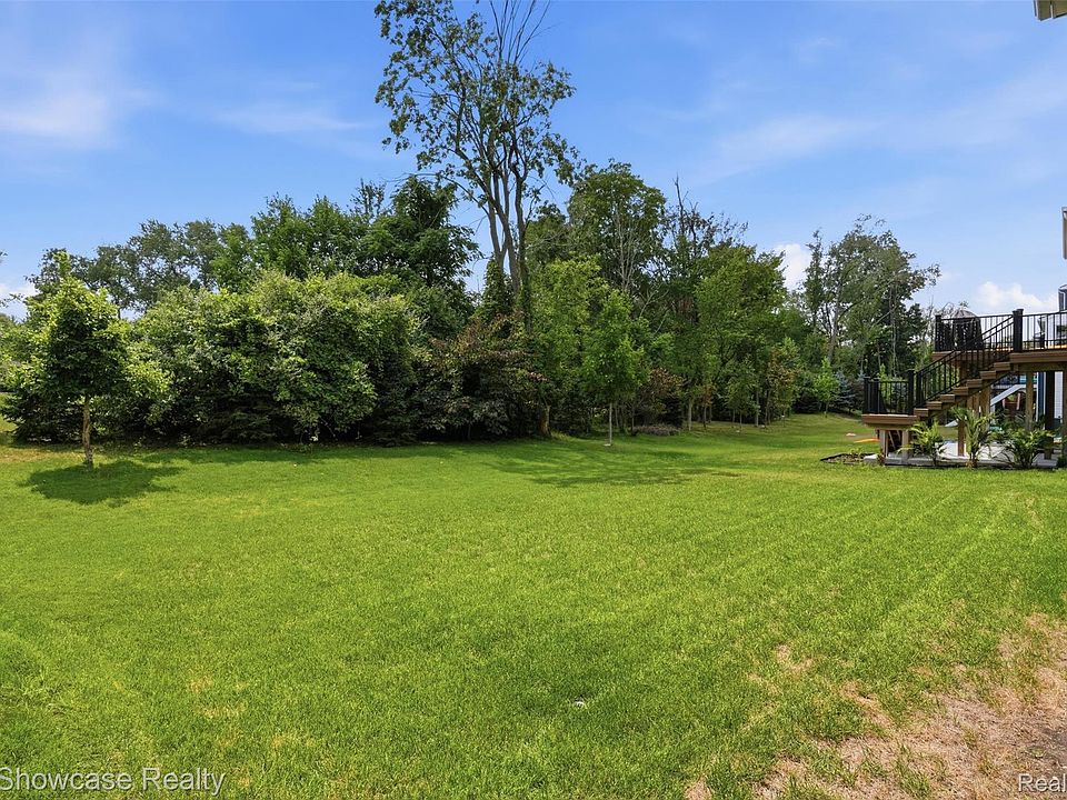 1592 Beachwood Dr, photo 3