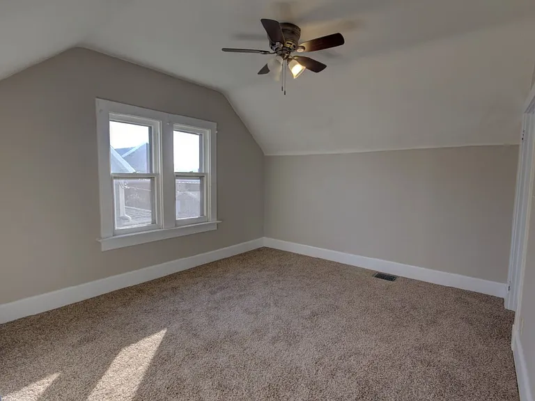 514 S Clark St — Photo 9