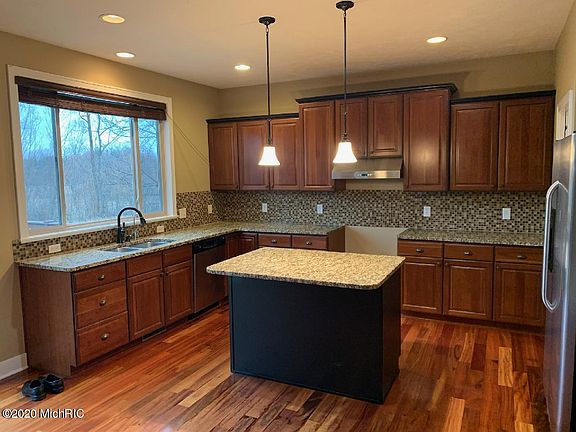 3rd image of 202 Tuckahoe Ct NE