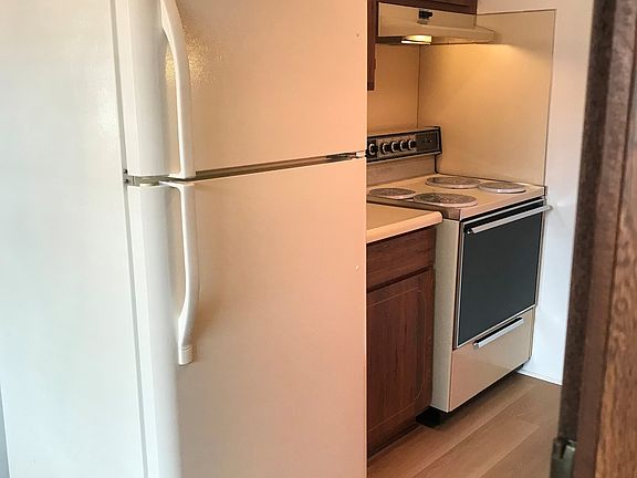 Kitchen - stove - Overhead fan / light