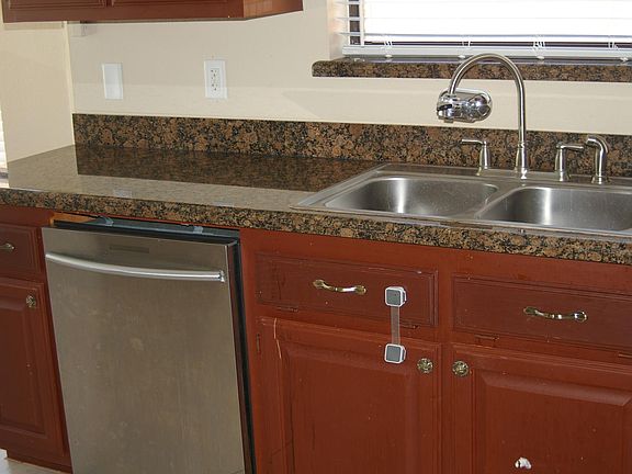 Sink & dushwasher.