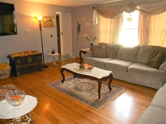 3rd image of 105 Fleetwood Ln