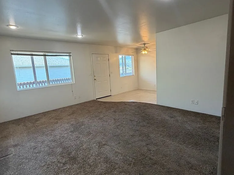 1049 W Lookingglass Rd — Photo 3