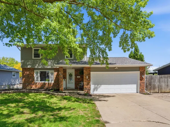 754 Colony Dr, Davenport, IA 52806