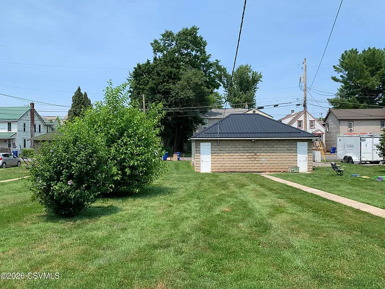 1004 W Market St — Photo 28