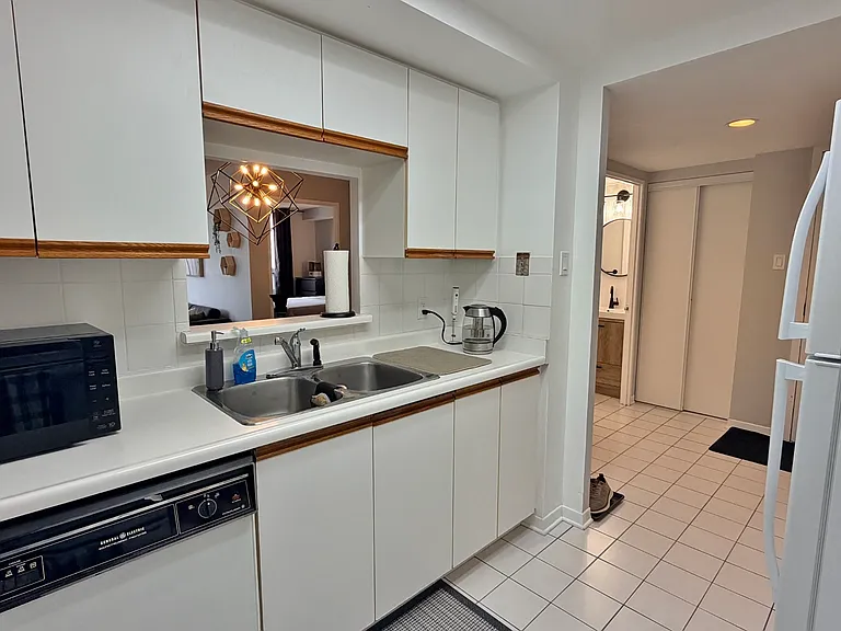 35 Holland Ave #302 — Photo 7