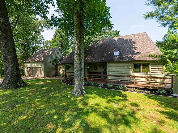 3rd image of 165 Pinehill Ln
