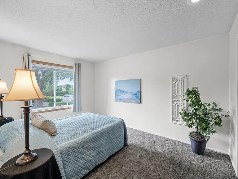 1077 Thorndale Ave — Photo 15