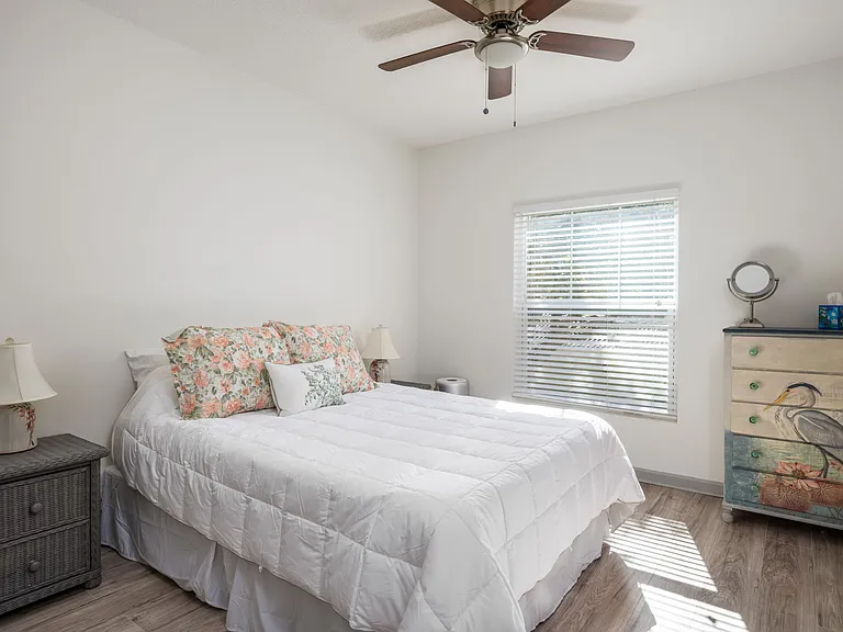 Primary bedroom w/ensuite bath and walk-in closet