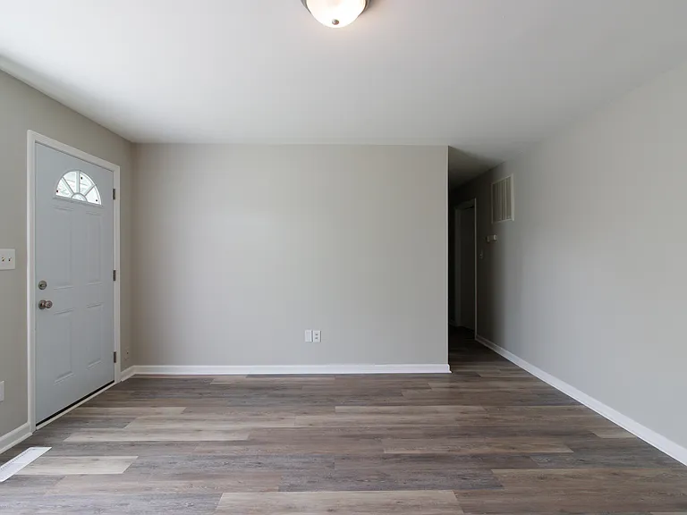 1445 Rolling Ridge Dr — Photo 2