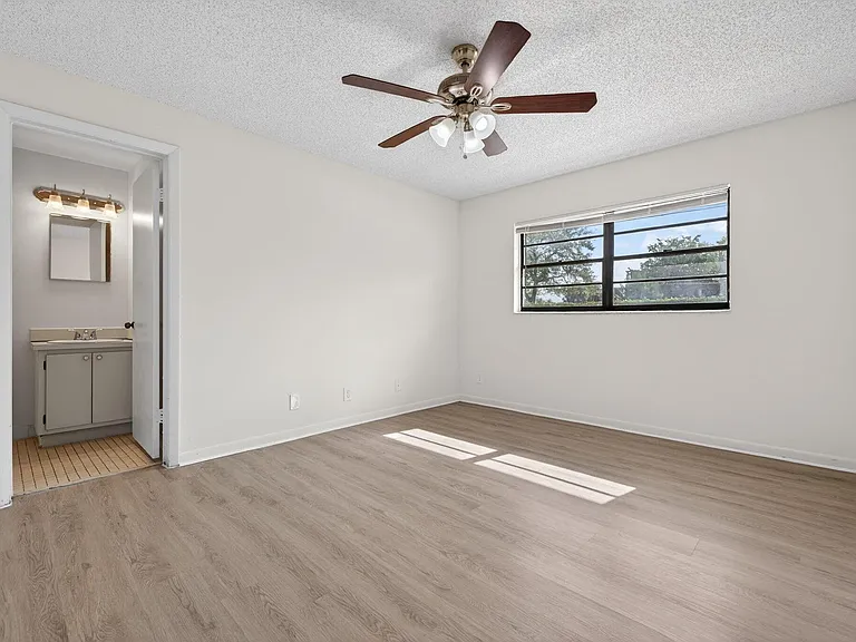 Lakeside Villas — Photo 9
