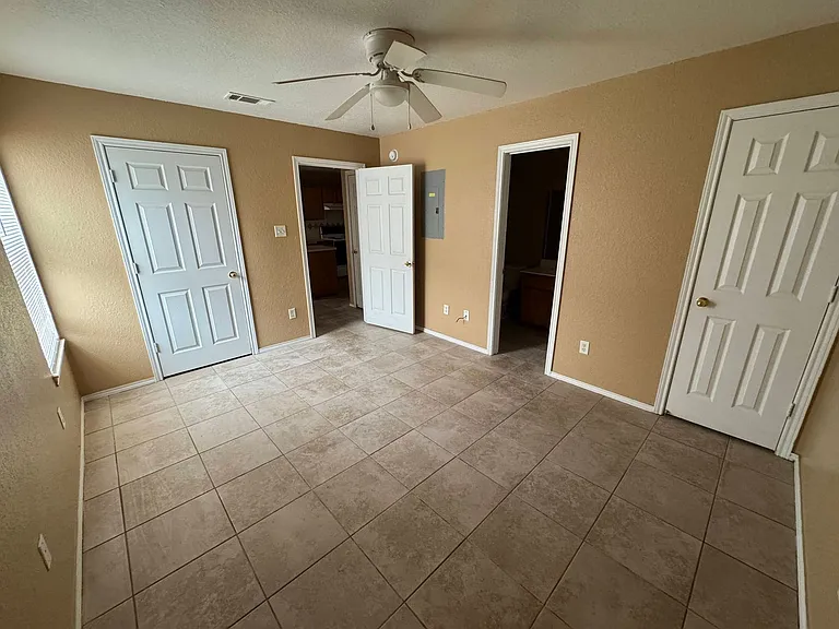 3203 Toledo Dr — Photo 32