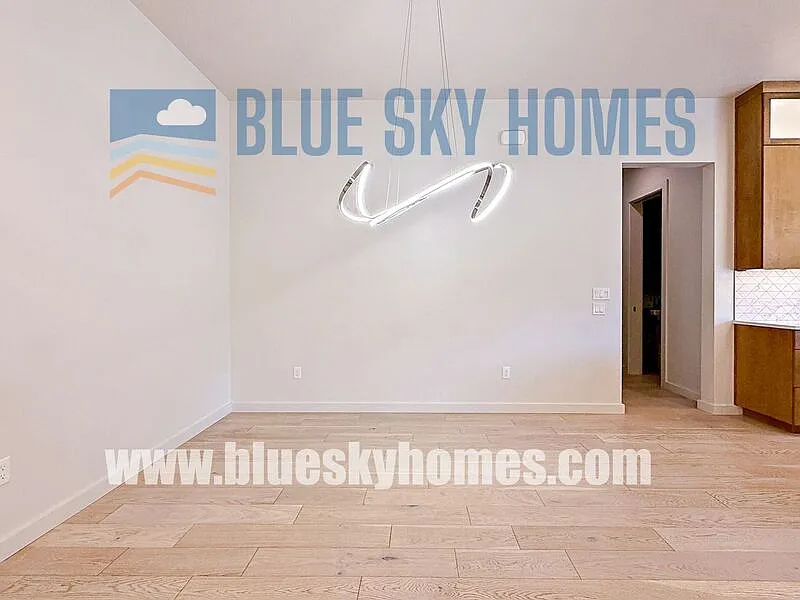 3 bed, 3.0 bath, 2400 sqft, $2,995 — Photo 4