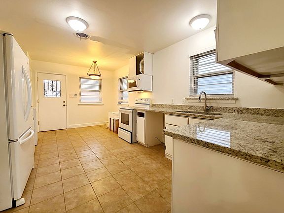 3rd image of 1830 Viewcrest Dr