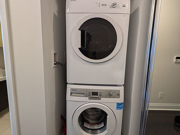 5th image of 1080 Bay St #907