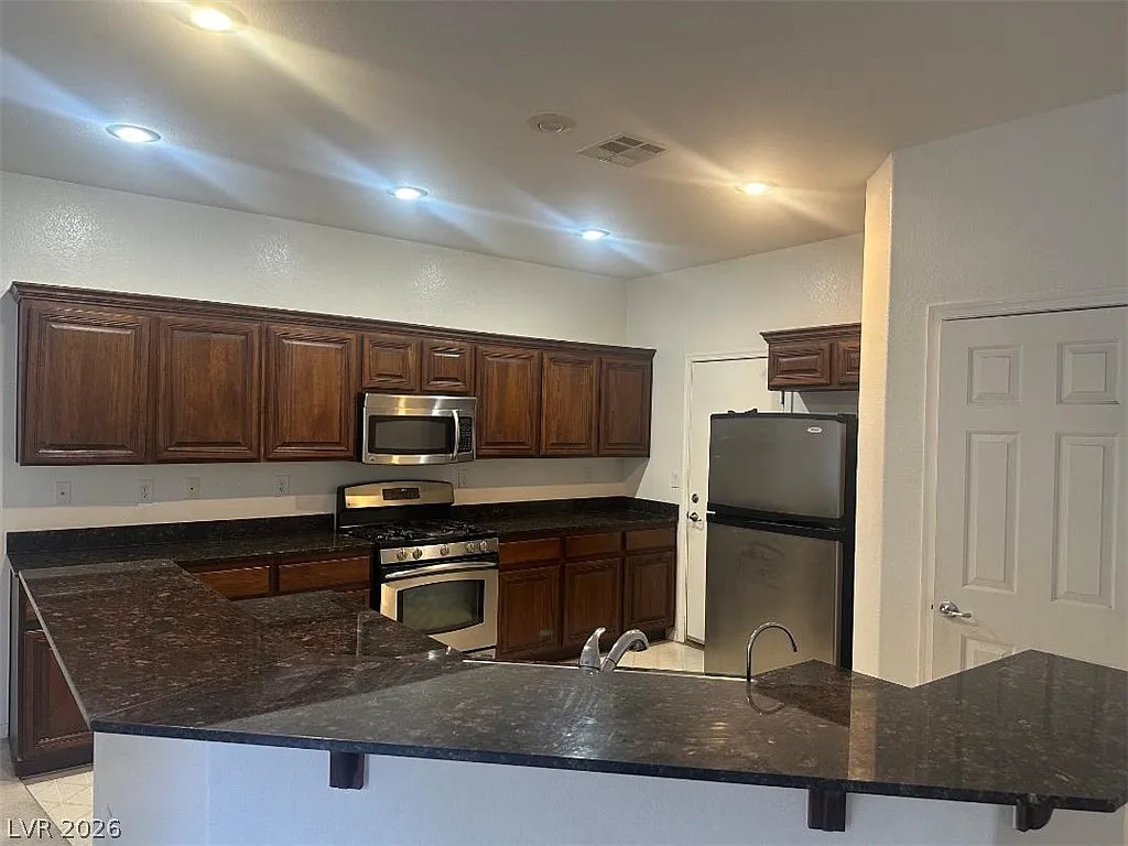 3 bed, 2.5 bath, 2021 sqft, $2,295 — Photo 2