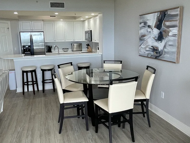 Round contemporary dinning table