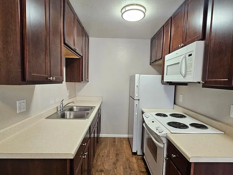 Del Mar Apartment Homes — Photo 33