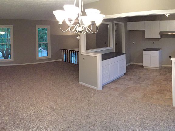 3rd image of 32 Carriage Hill Dr