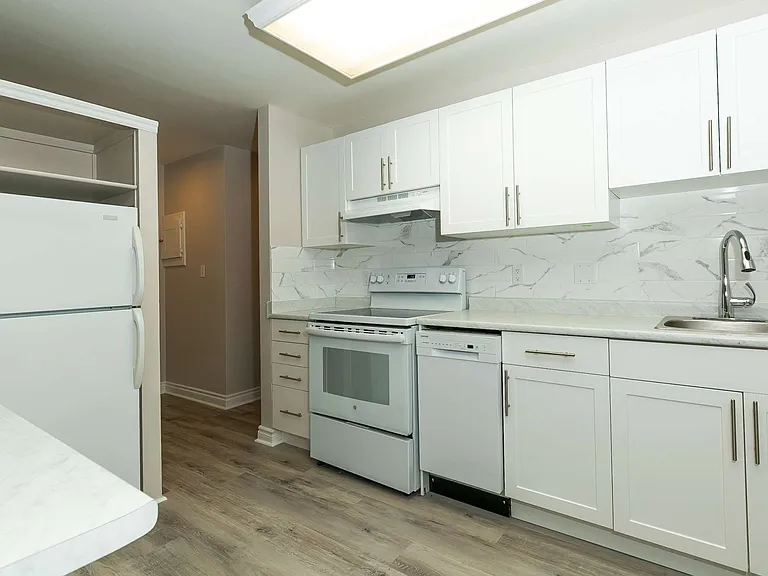 12507 Stony Plain Rd NW — Photo 10