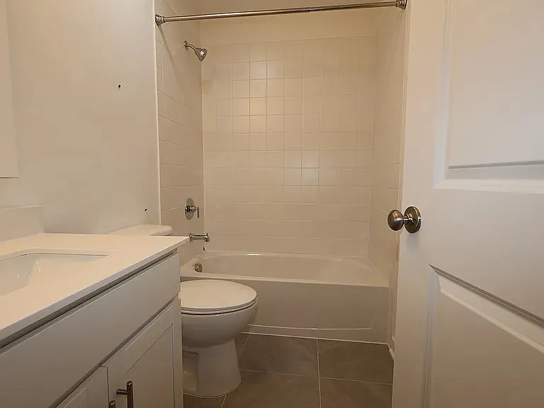 4 bed, 1927 sqft, $3,250 — Photo 2
