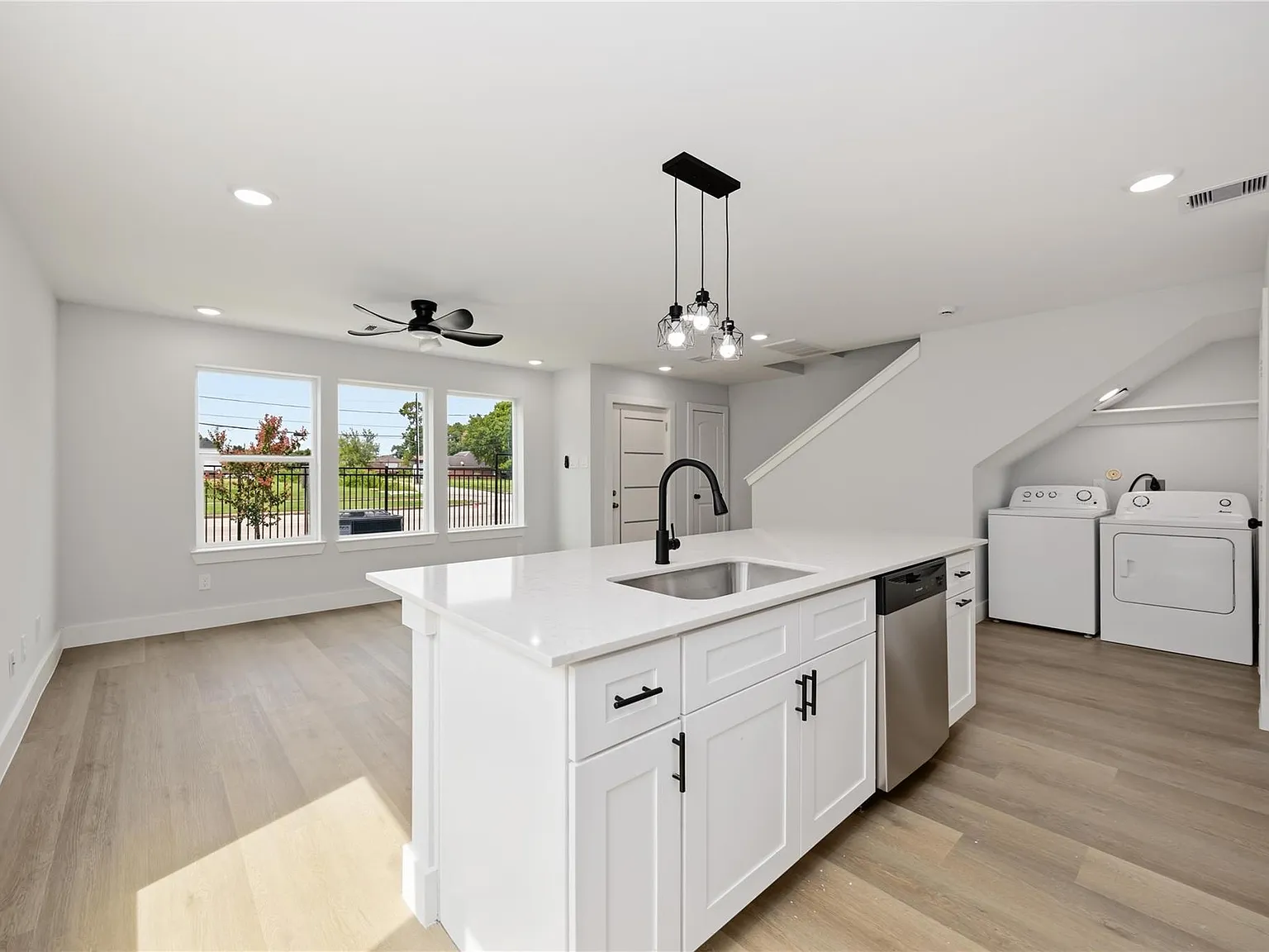 2 bed, 2.5 bath, 1052 sqft, $1,750 — Photo 4