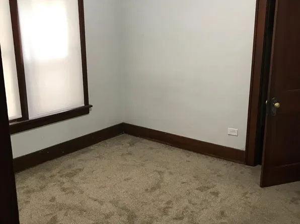 24 S Elmwood Ave #1, Waukegan, IL 60085