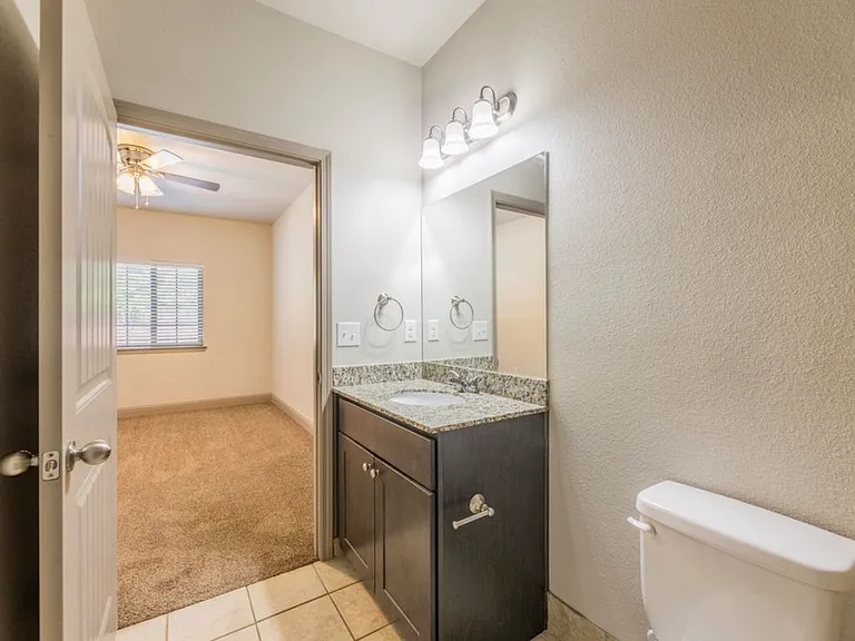 512 E Akard St #400 — Photo 13