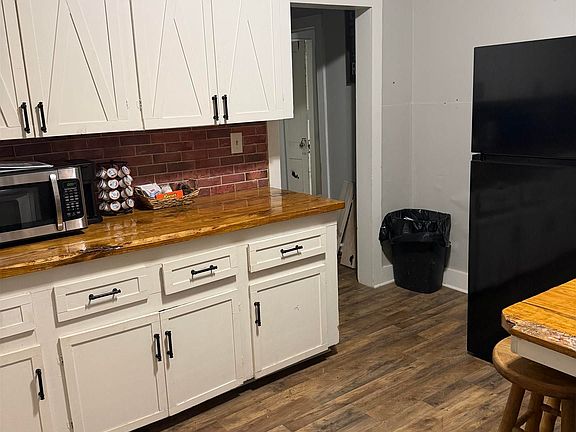 4th image of 404 Cedar St