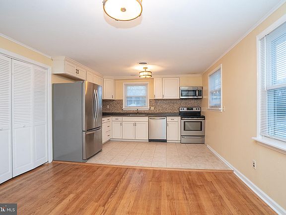 3rd image of 15 Cranbury Rd APT 1