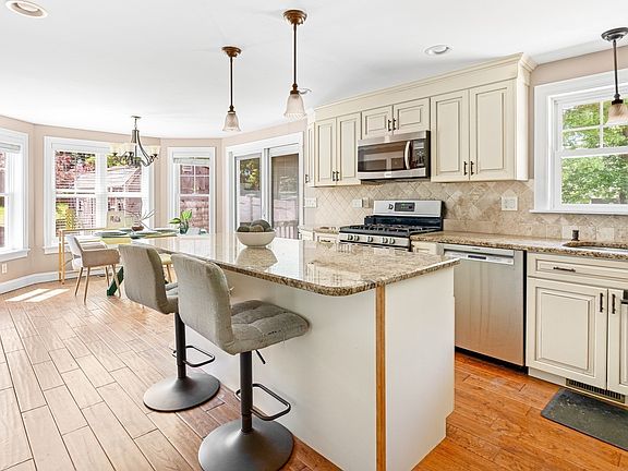 3rd image of 11 Woodbury Rd