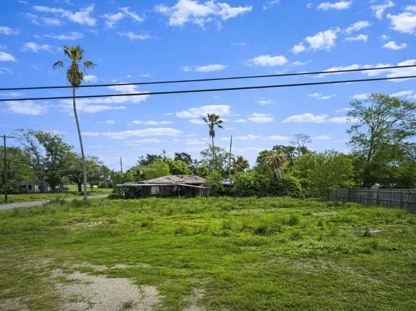 2514 8th St, Orange, TX 77630