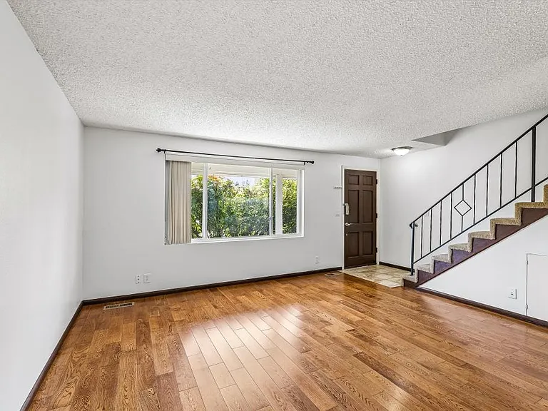 Spcious living room w/ hard-wood floors