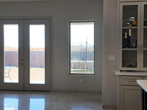 4th image of 319 Brooks Cir S