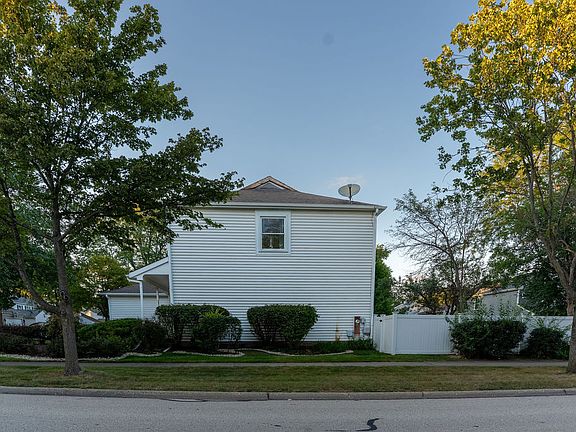 3rd image of 901 Providence Ln