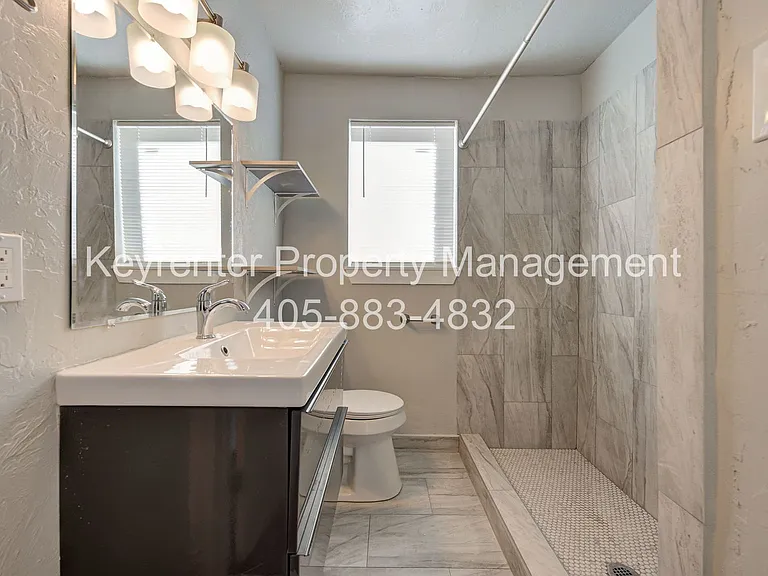 N Gatewood Ave Duplex — Photo 59