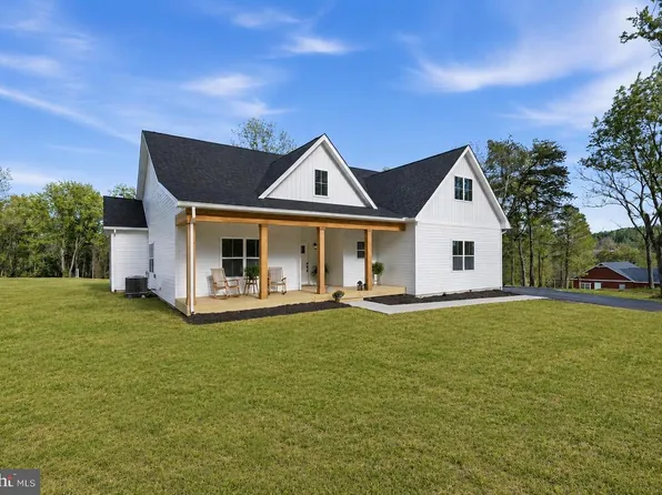 825 Avanti Dr, Bunker Hill, WV 25413