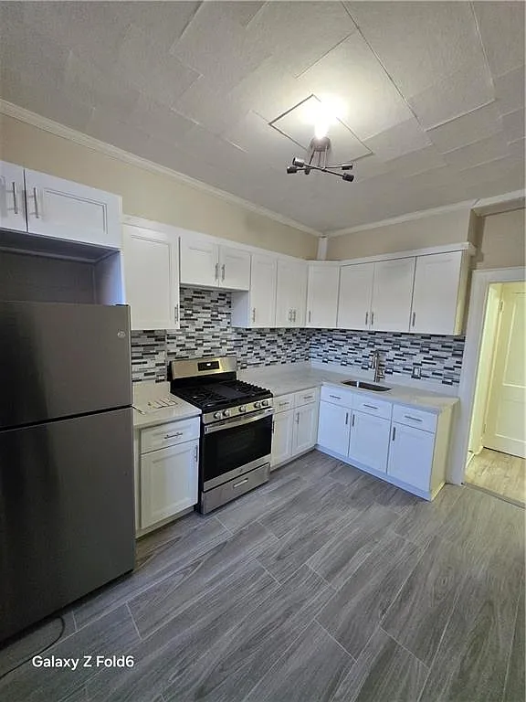 3 bed, 1.0 bath, 1900 sqft, $3,200 — Photo 1