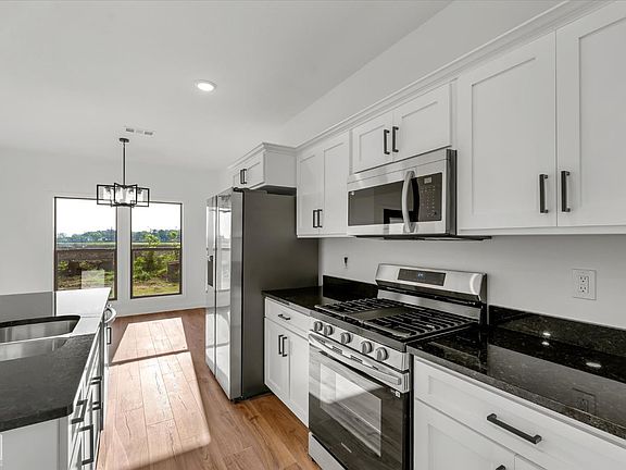 5th image of 208 Ridgecrest Dr