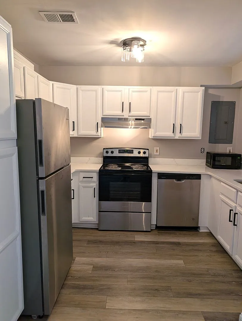 Minutes from Uptown! 2 Bedroom Townhome. Abundant Greenspace! — Photo 4