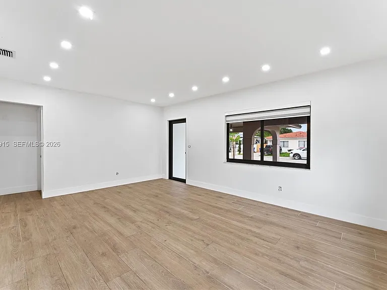 121 SW 71st Ave — Photo 25