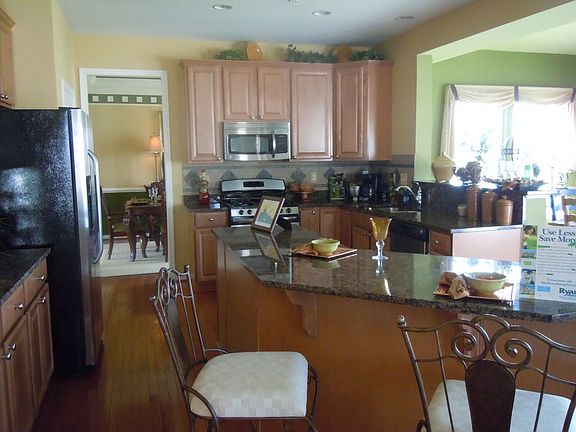 Gourmet Kitchen w/Morning Room Granite Stainless Steel Appliances