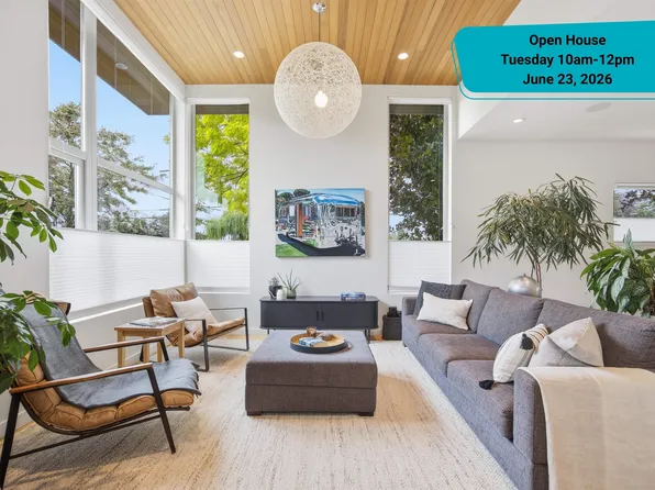 364 W 15th St, North Vancouver, BC V7M 1S5